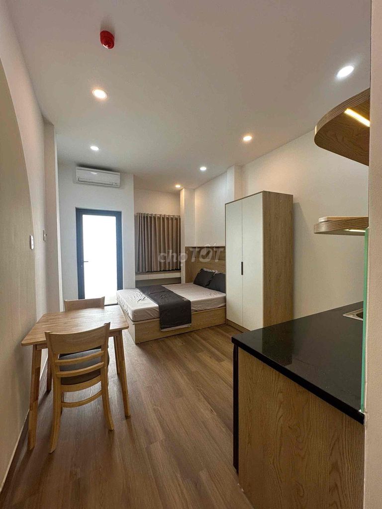 Nguyễn Thị Minh Khai new home. One room wide open.