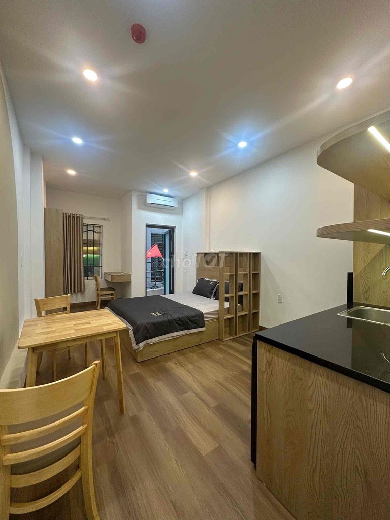 Nguyễn Thị Minh Khai new home. One room wide open.
