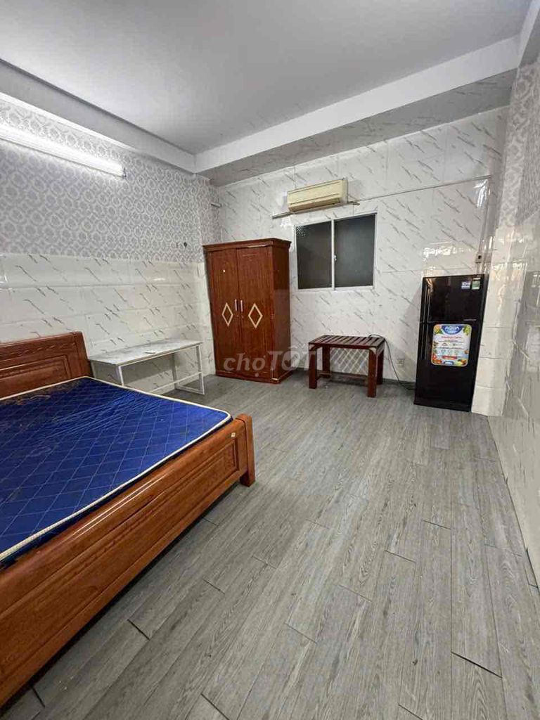 It's the owner who rents his room 25 meters full of furniture.