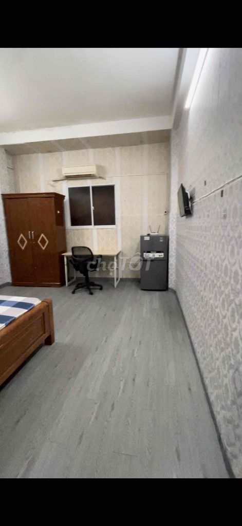 It's the owner who rents his room 25 meters full of furniture.