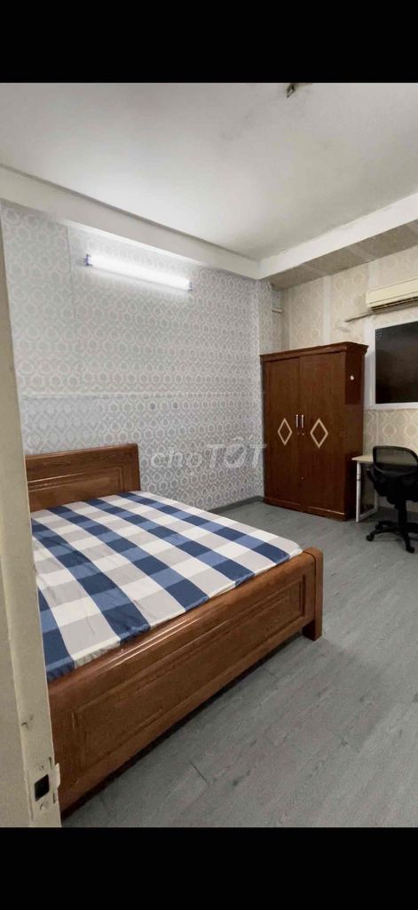 It's the owner who rents his room 25 meters full of furniture.