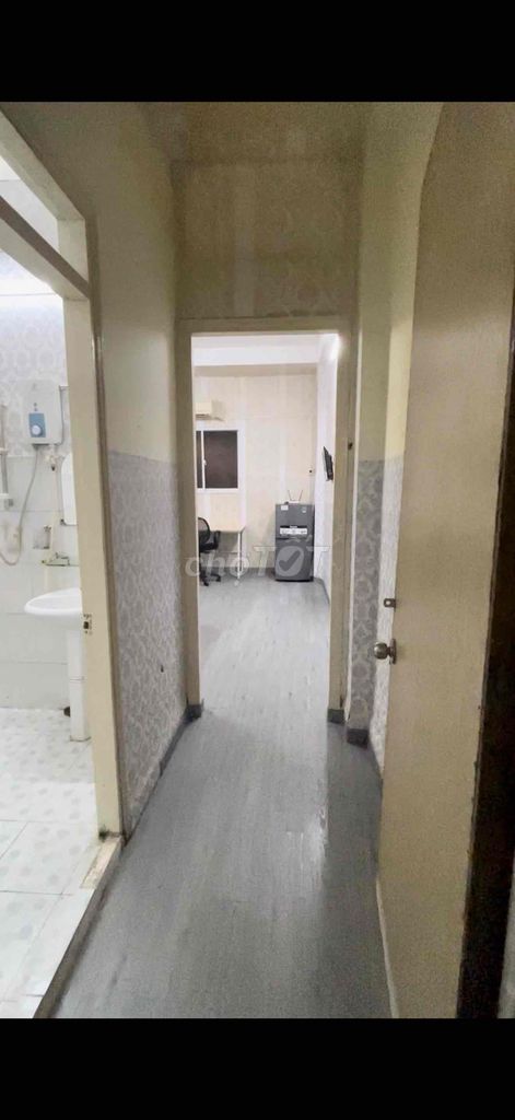 It's the owner who rents his room 25 meters full of furniture.