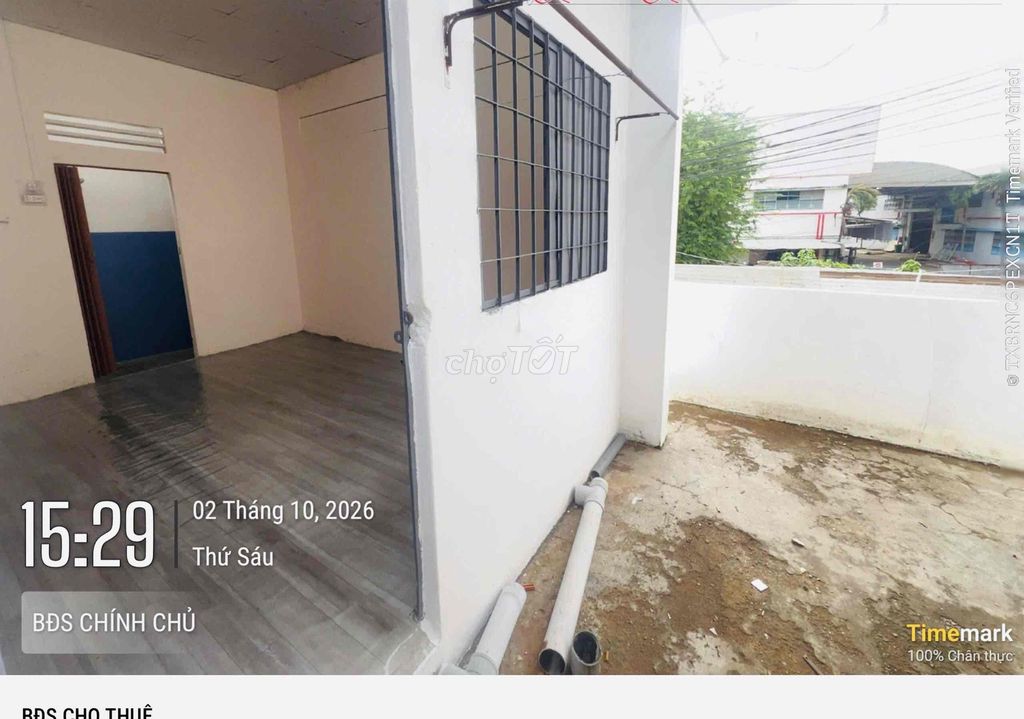 The balcony corner is clear right around the circle.