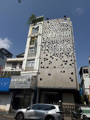 7 story building. Cash angle.