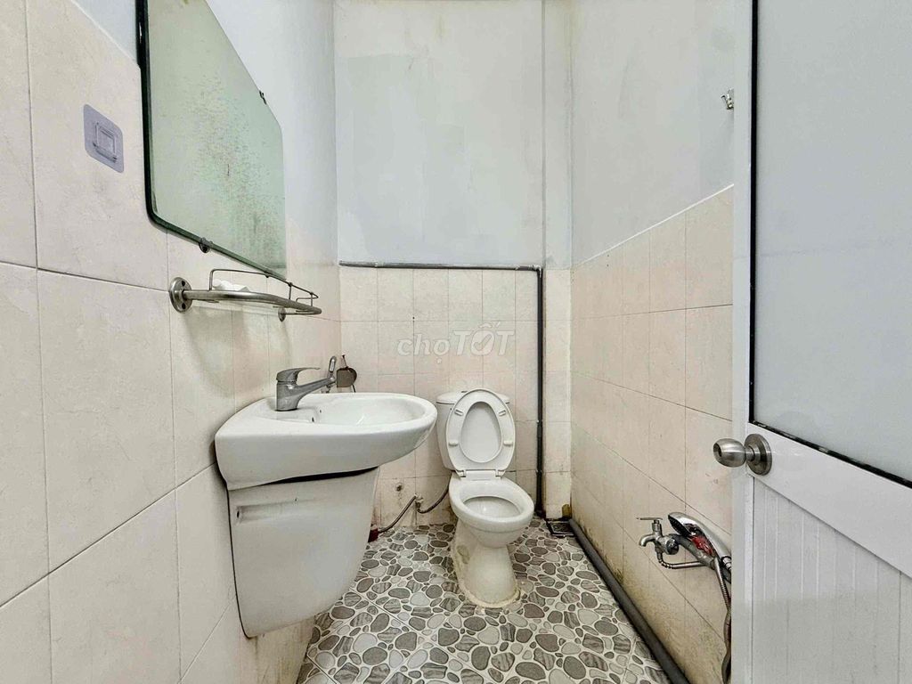 interior room - right on ground - rich fall