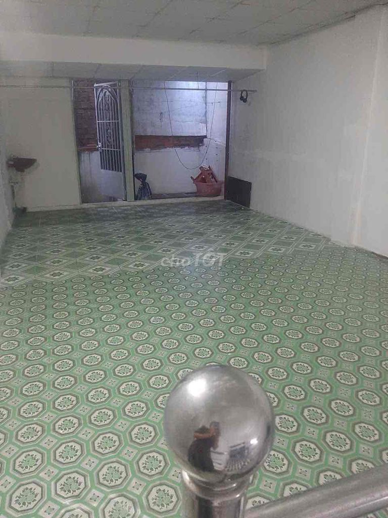 Six, the area uses 100 meters, one room and one attic, a cool, safe house.