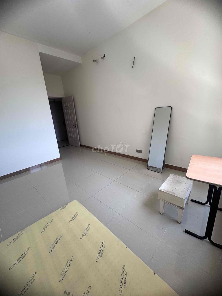 We need to rent a private bedroom in the German apartment of the 7th district.