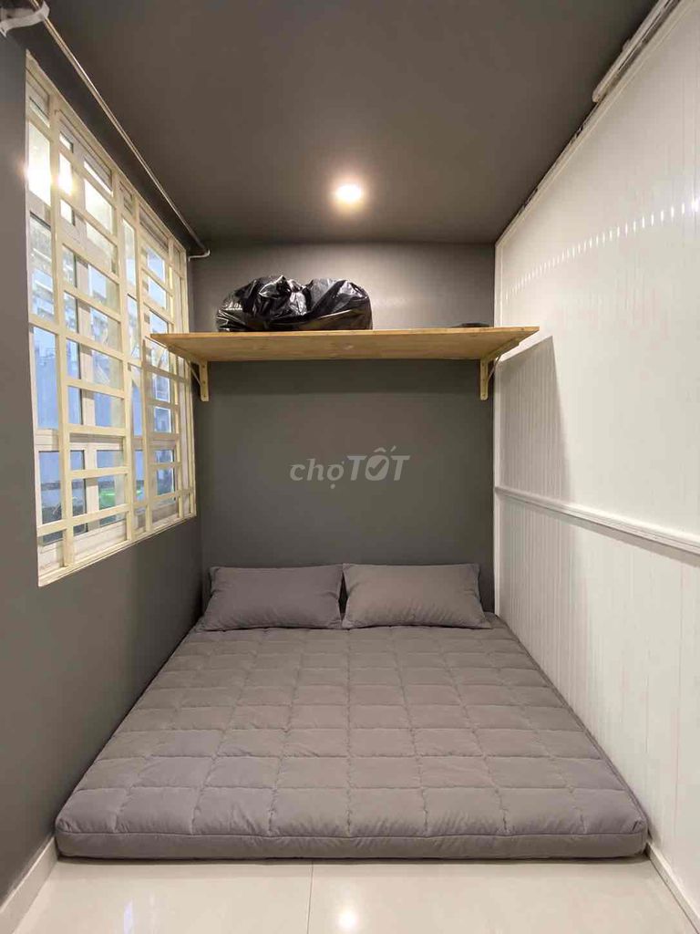The little room has a balcony in the courtyard of the common toilet.