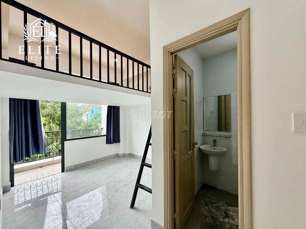 The balcony has interiors that are close to hamh and vlu cs 3.