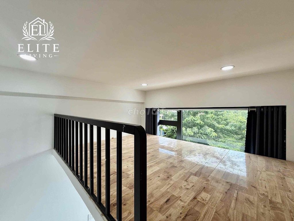 The balcony has interiors that are close to hamh and vlu cs 3.
