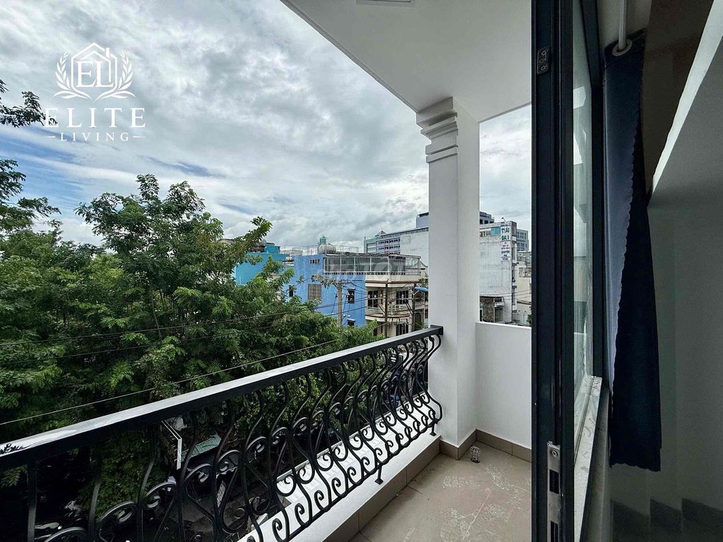 The balcony has interiors that are close to hamh and vlu cs 3.