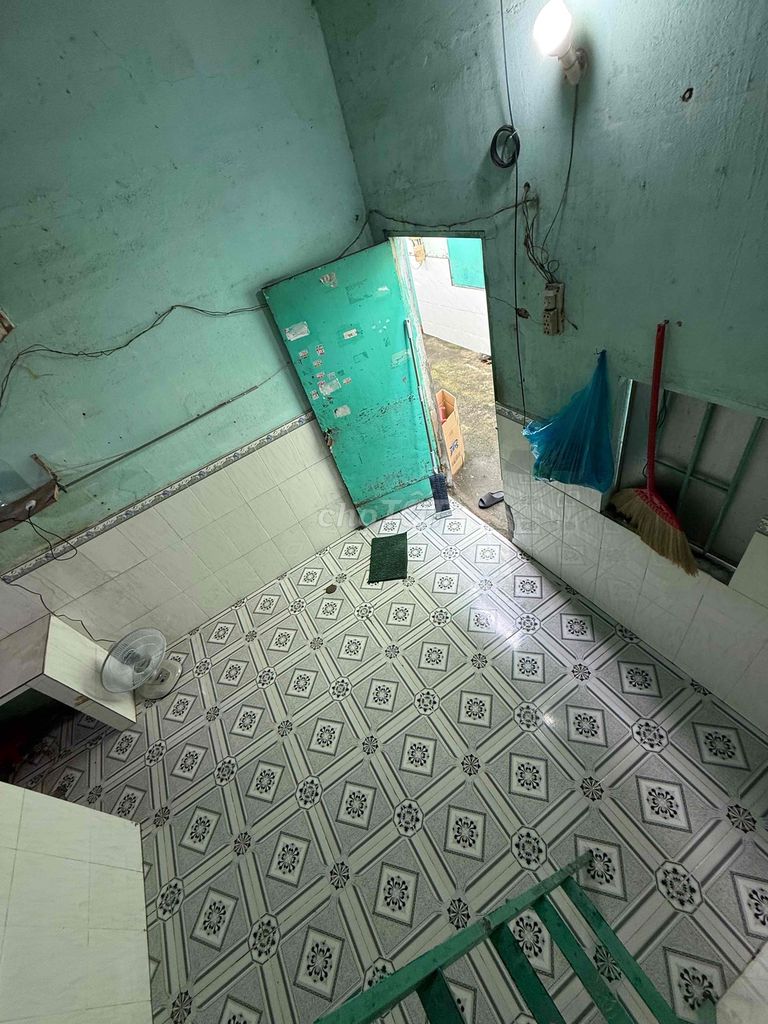 Cheap motel room, female transplant.