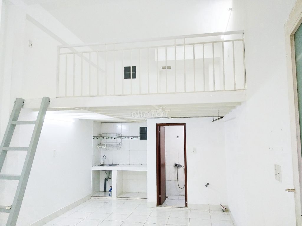 Very clear, 6-foot guard, balcony, window- 457 Huỳnh Tấn Phát District 7