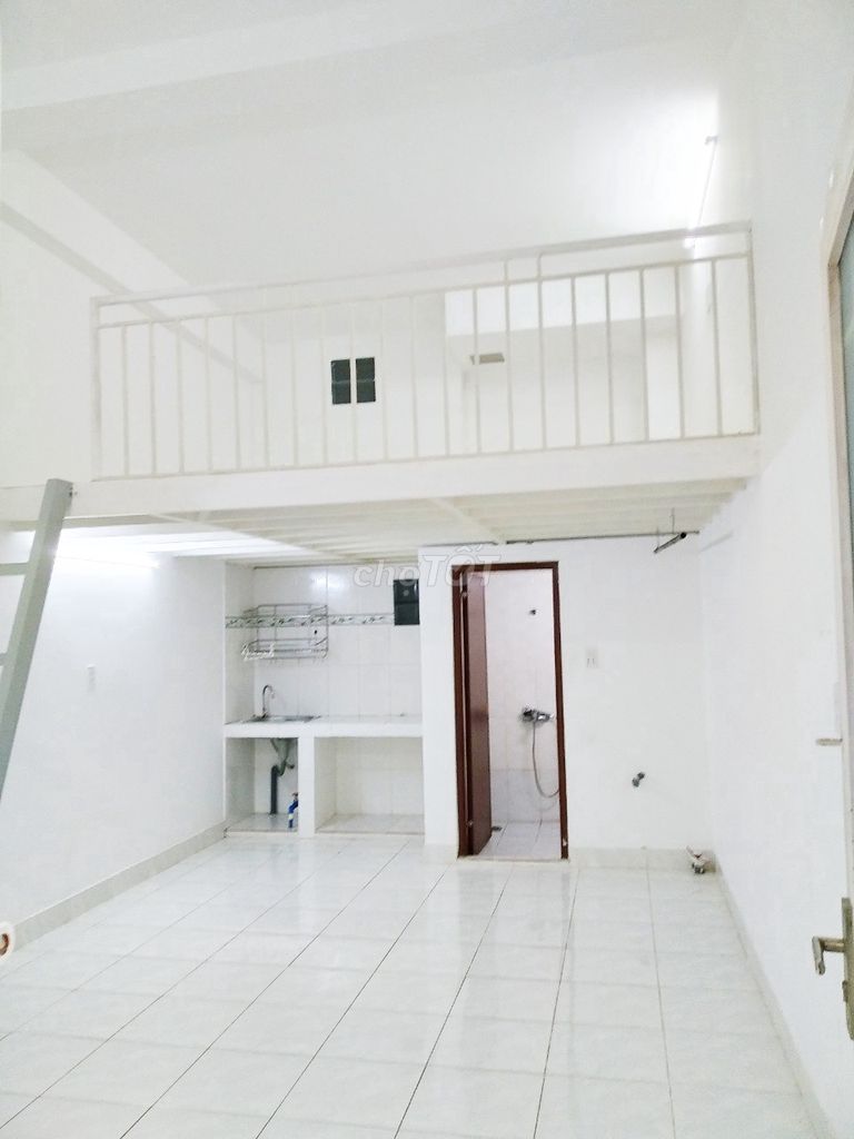 Very clear, 6-foot guard, balcony, window- 457 Huỳnh Tấn Phát District 7