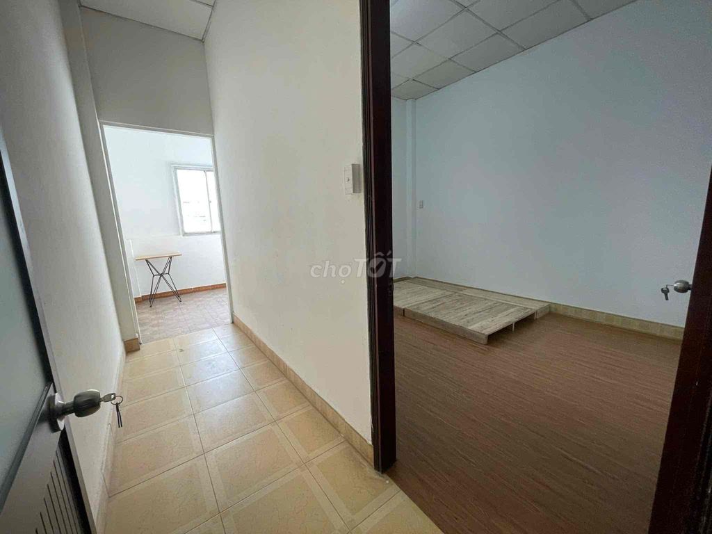 Hire a bedroom, empty the windows of the sky, right on the oily mound.