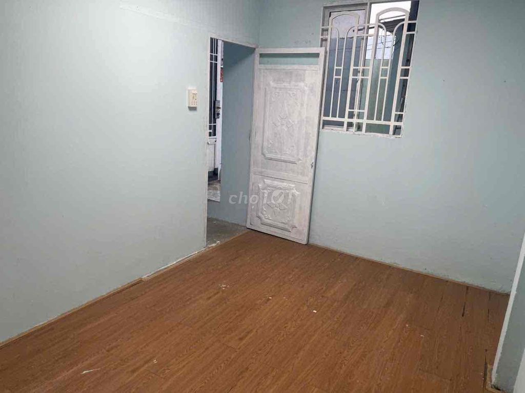 Scalpelling room, security, clean, first floor.
