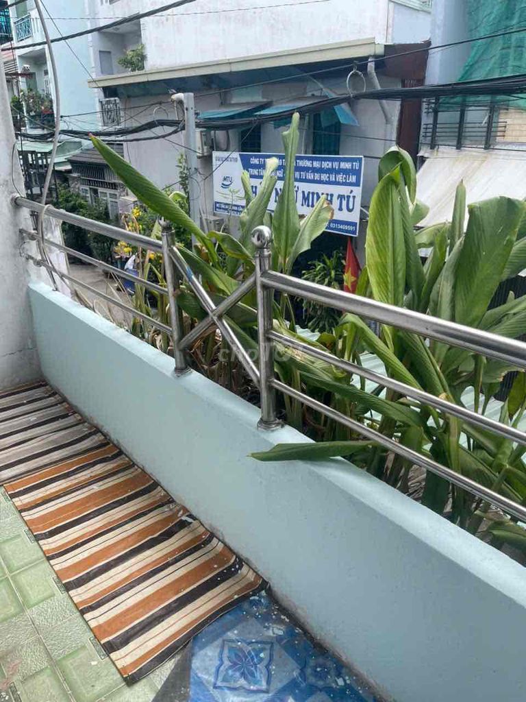 Scalpelling room, security, clean, first floor.