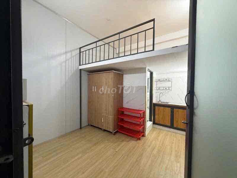 The students' room is on guard, Ngay vòng xoay Hoàng Văn Thụ window.