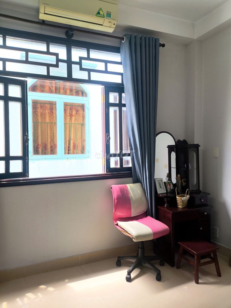 Rent a window-cold room near the University of Medicine