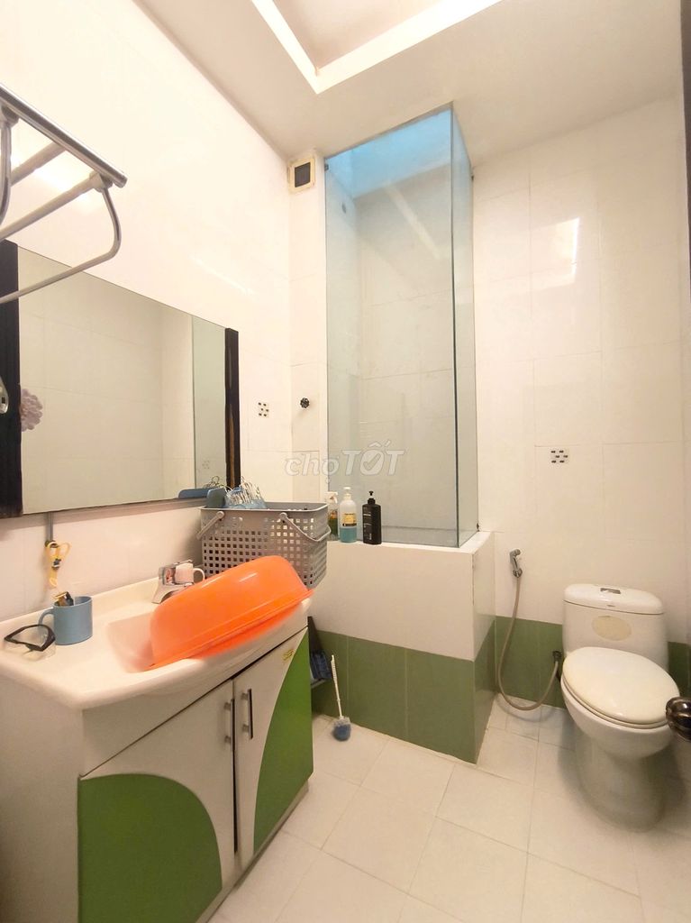Rent a window-cold room near the University of Medicine