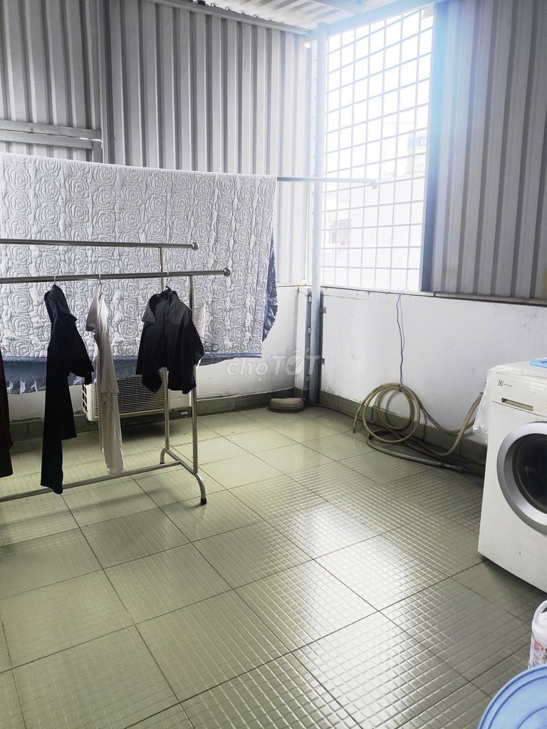 Rent a window-cold room near the University of Medicine