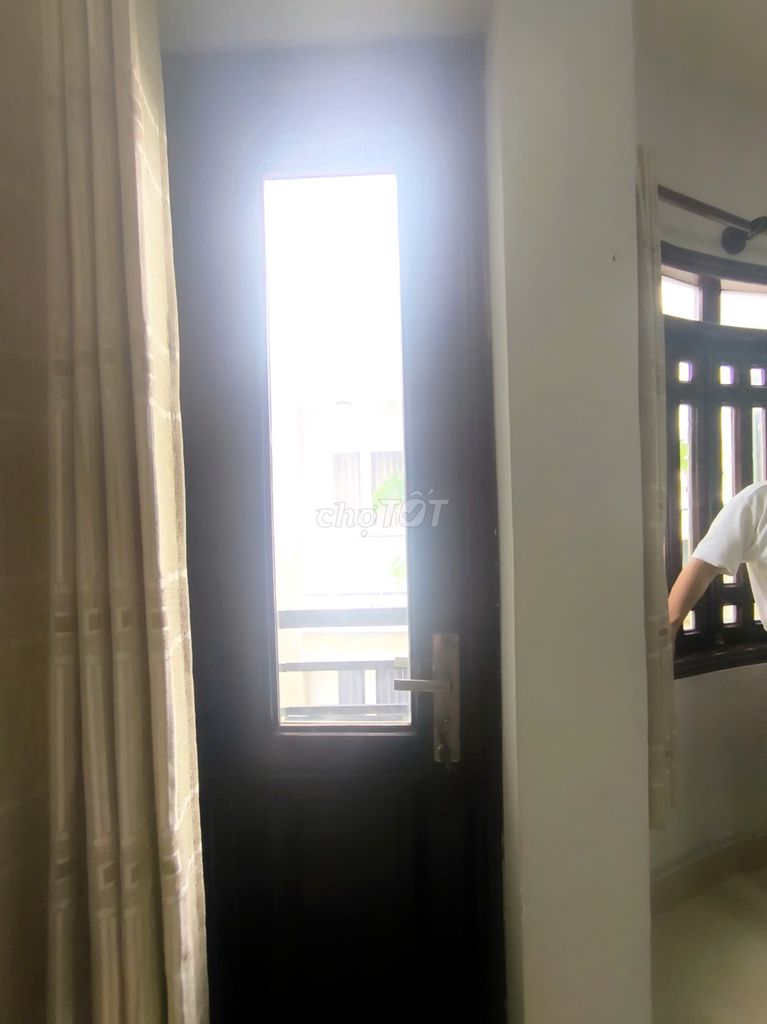 Rent a window-cold room near the University of Medicine