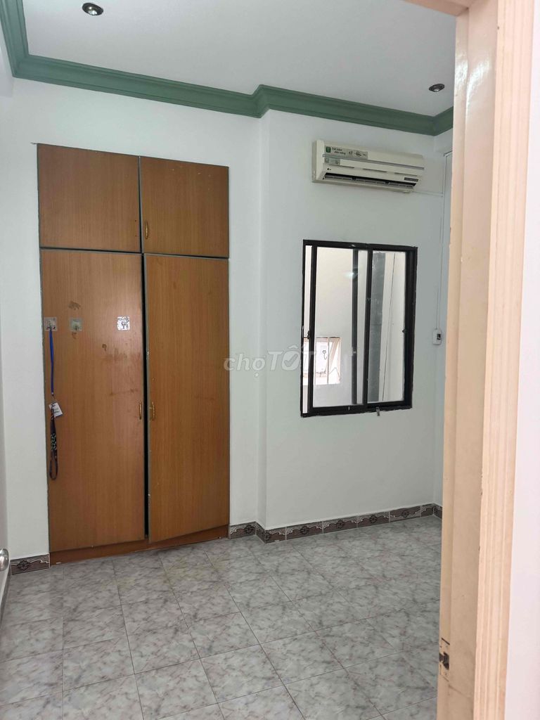 Rent an alley room in the Niobe Passage School