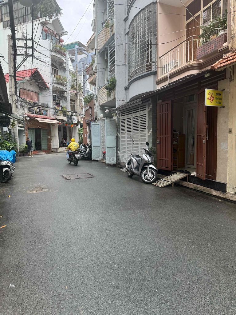 Rent an alley room in the Niobe Passage School