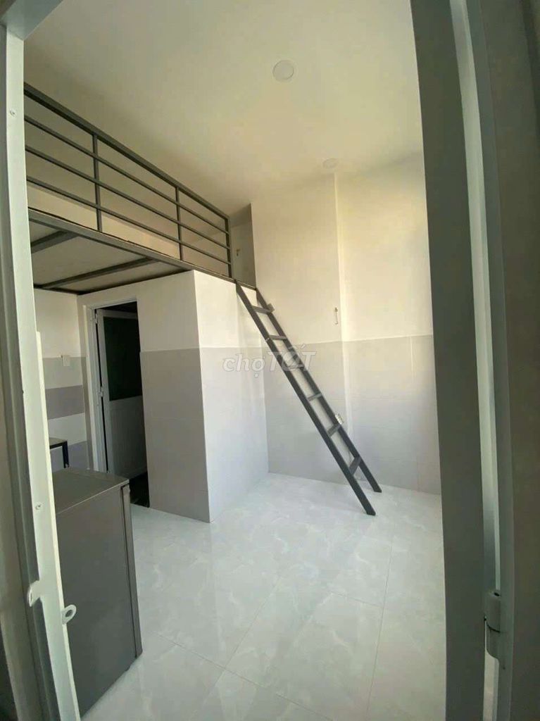 The 18mm room has a window at the Bình Thạnh.