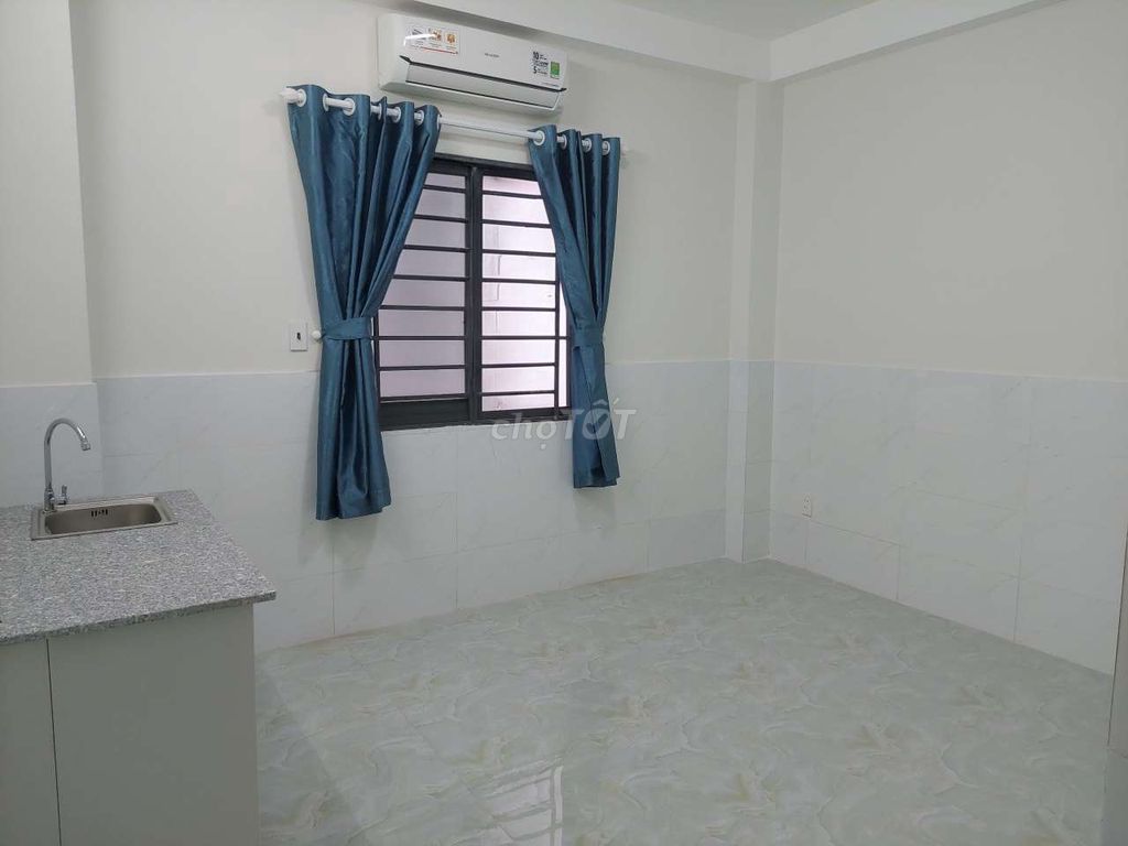 The Kingdom Window Room is right next to the Bay of Tets, across from Phạm Văn Hai m.