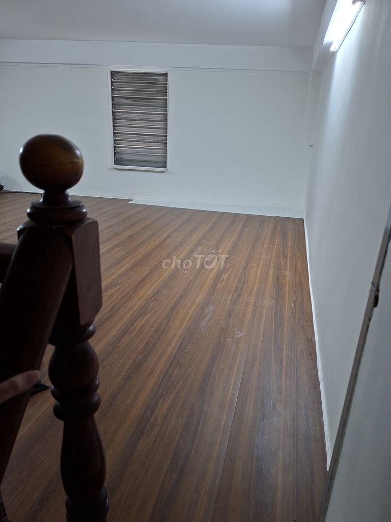 Rent a female student's room in District 5.