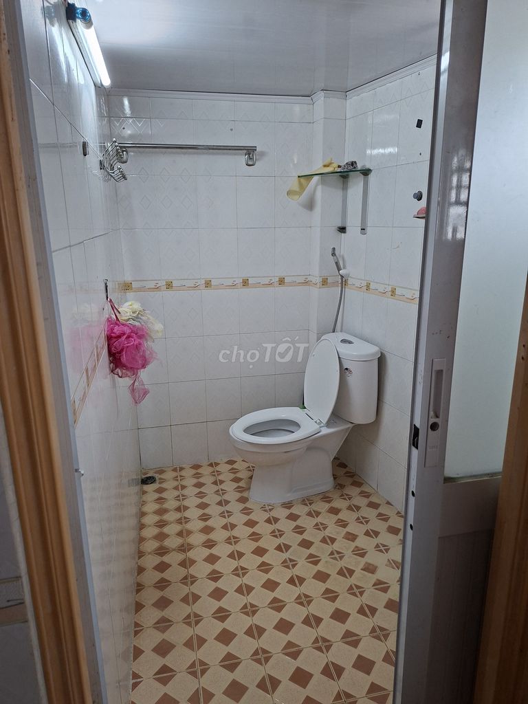 Rent a female student's room in District 5.