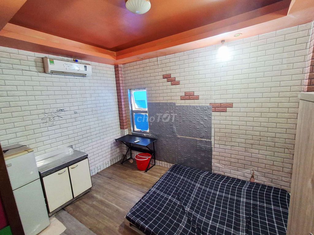 It's the owner who rents a full interior room