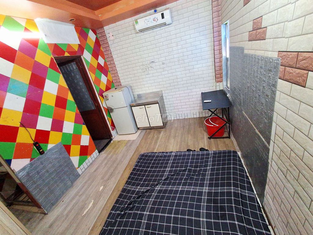 It's the owner who rents a full interior room