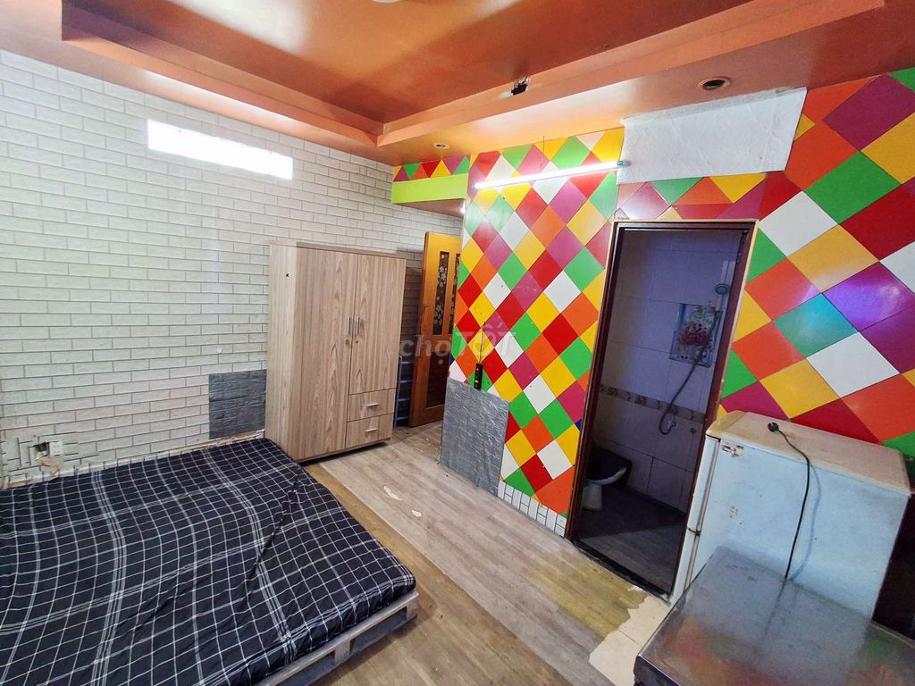It's the owner who rents a full interior room