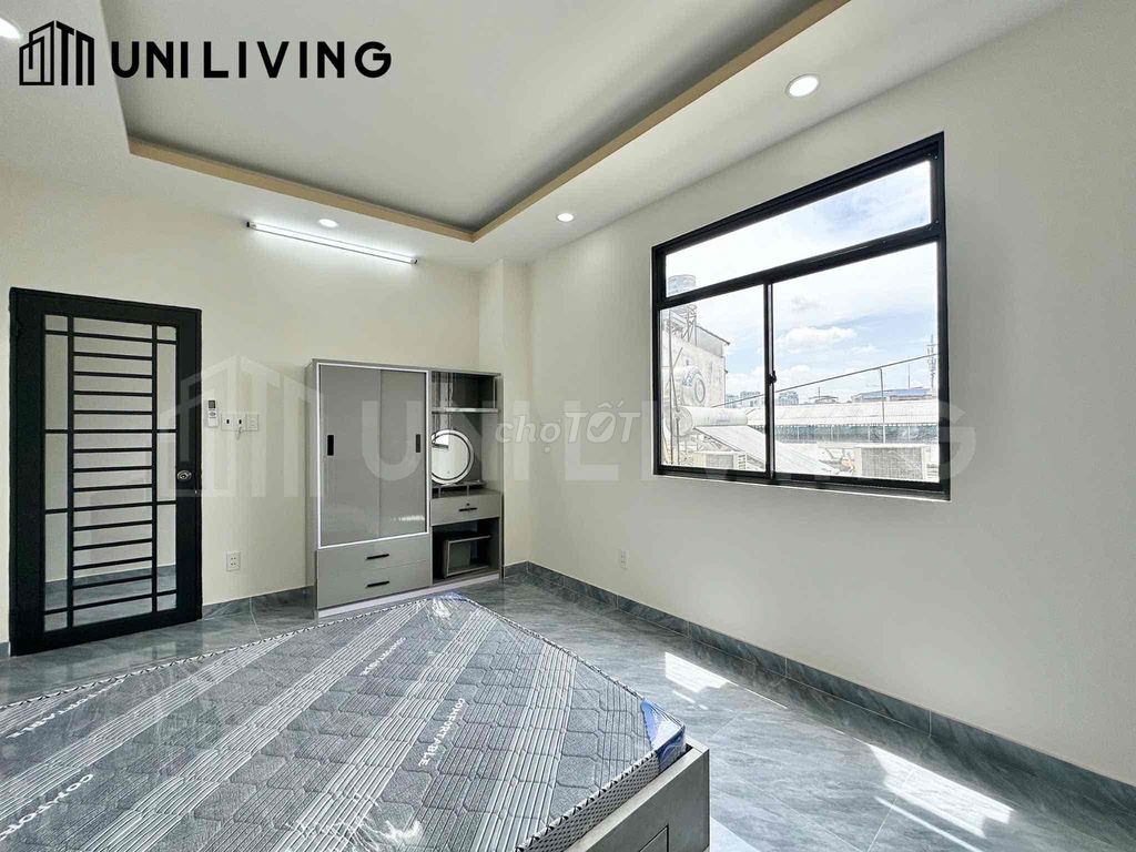 New room 100 percent, large-scale window, fine zá, square-two.