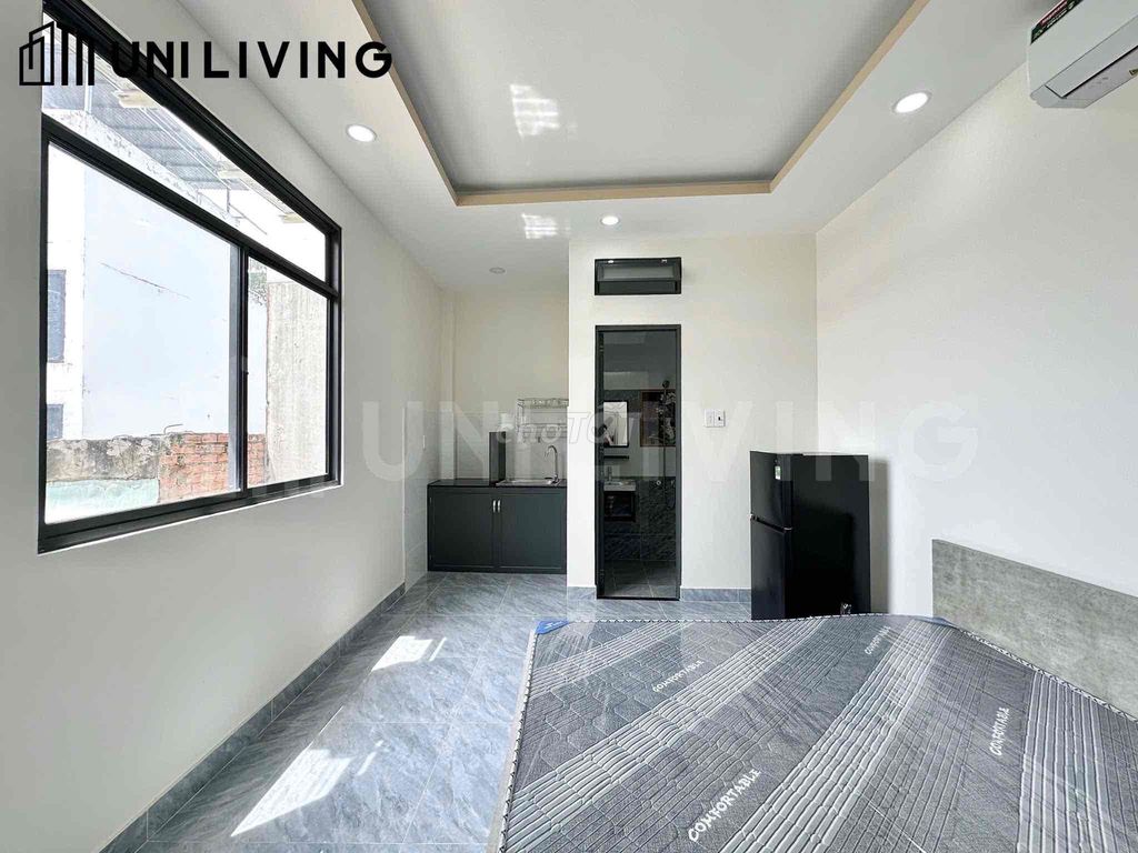New room 100 percent, large-scale window, fine zá, square-two.