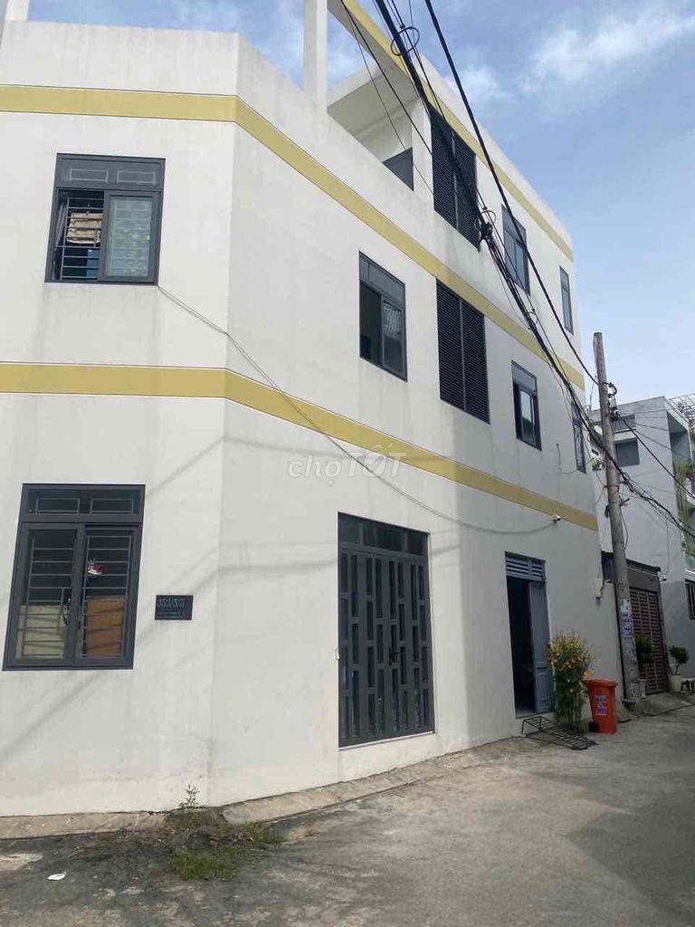 The rent room behind the University of Tấtenture.