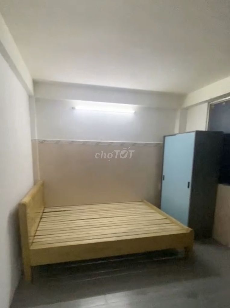 The room is 40 meters wide. Two guest bedrooms only six and a half months wide.