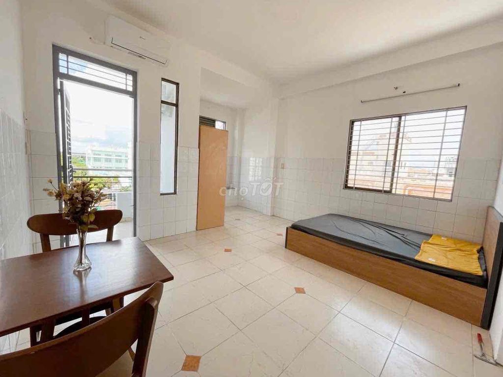 Rent the new open-ass balcony right up the aisle.