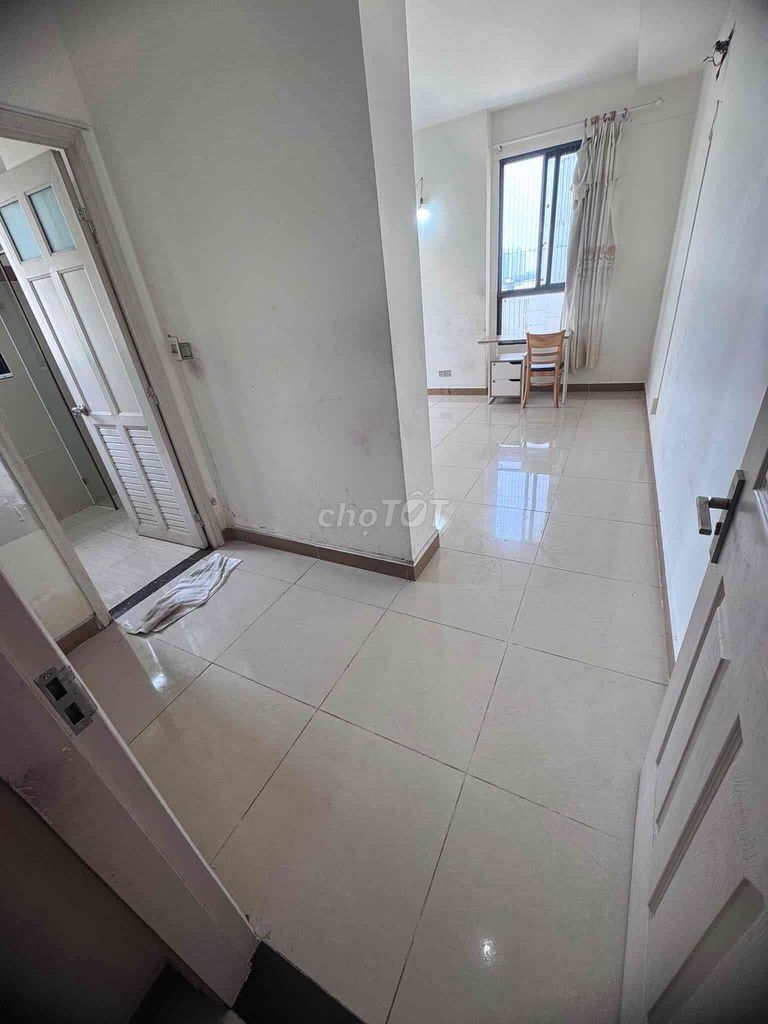 Rent a master room in the German apartment of the 7th district.