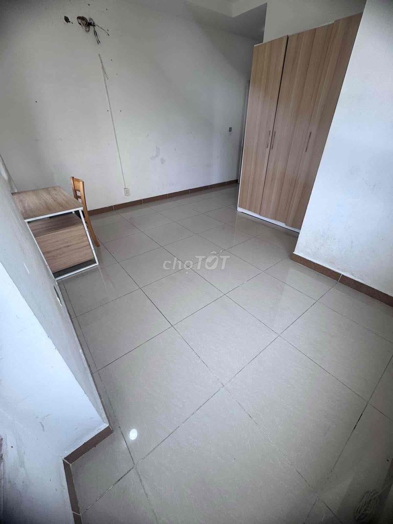 Rent a master room in the German apartment of the 7th district.