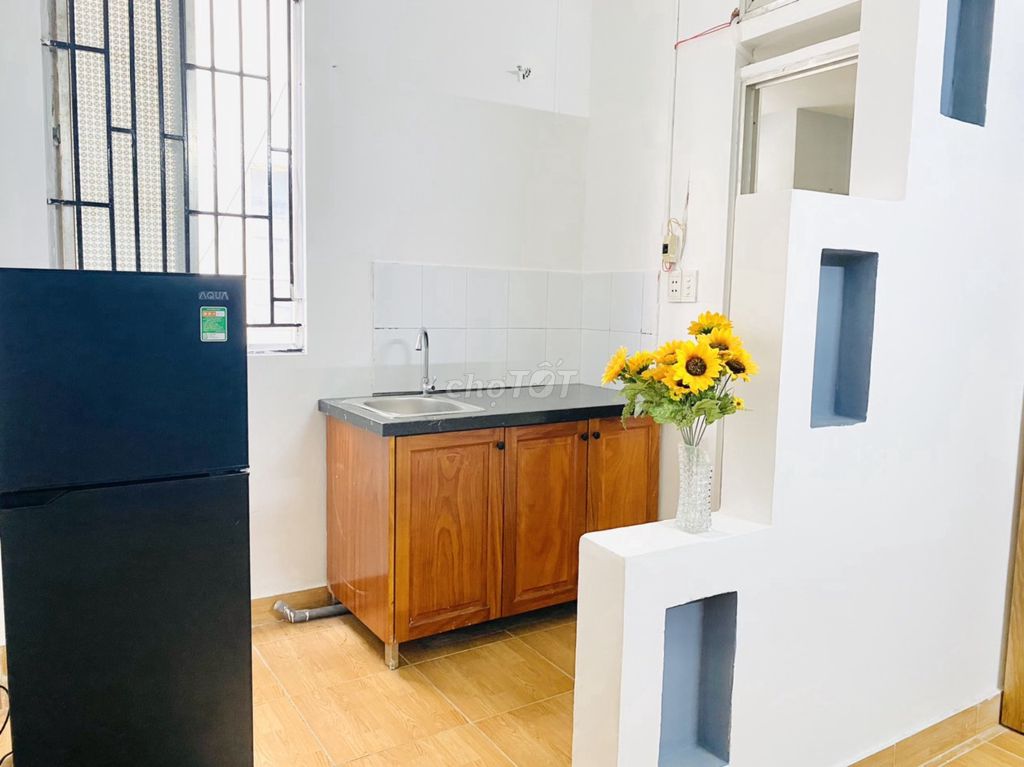 A sunburning kitchen room near the new American market 7