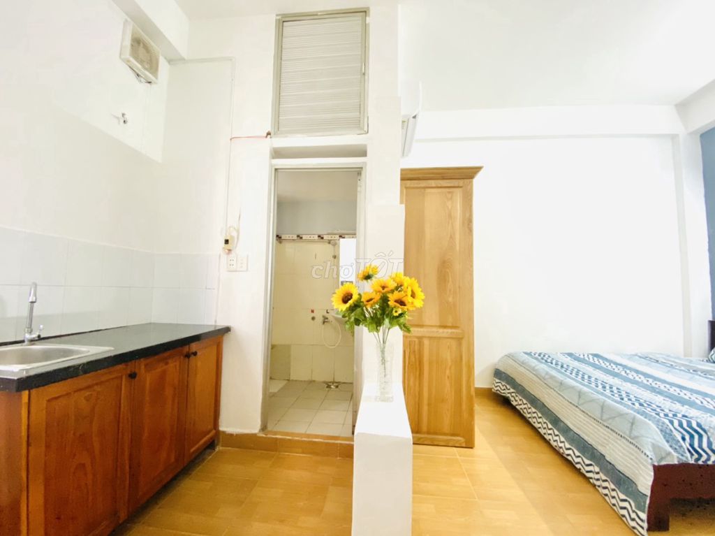 A sunburning kitchen room near the new American market 7
