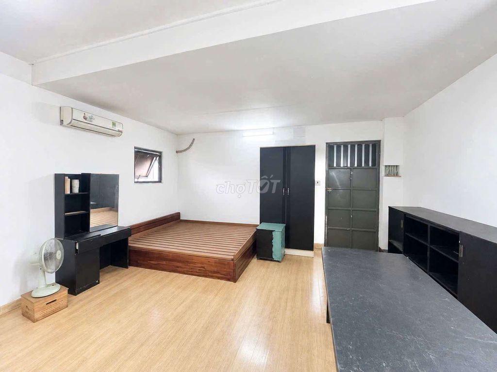 Room 3.2 million with air conditioning on it. It's near the Green City Market.