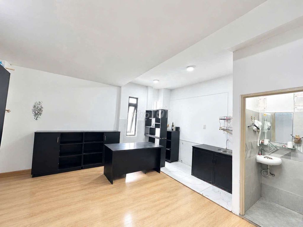 Room 3.2 million with air conditioning on it. It's near the Green City Market.