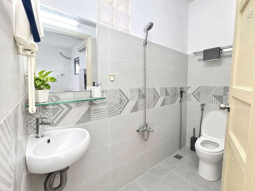 Room 3.2 million with air conditioning on it. It's near the Green City Market.
