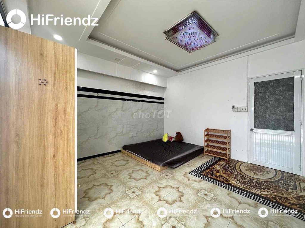 The balcony room is four people.