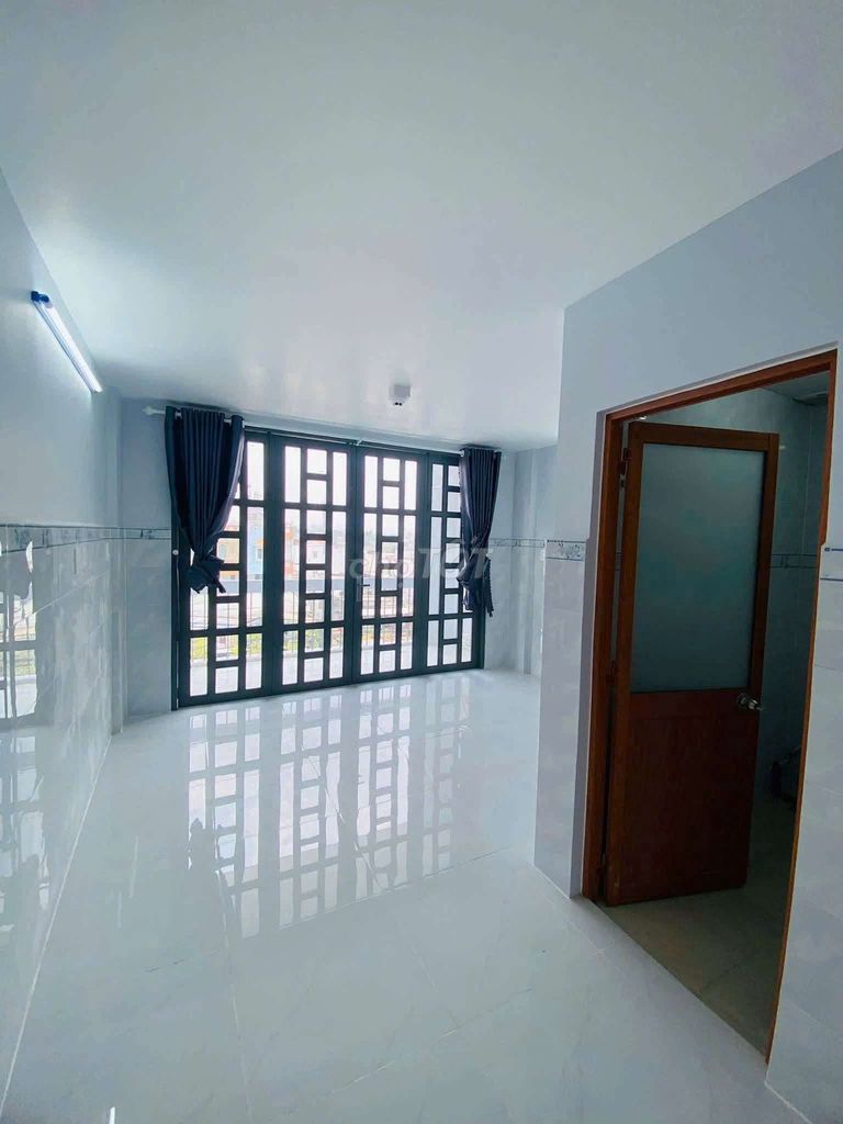 Pass to a room near District 8 station.