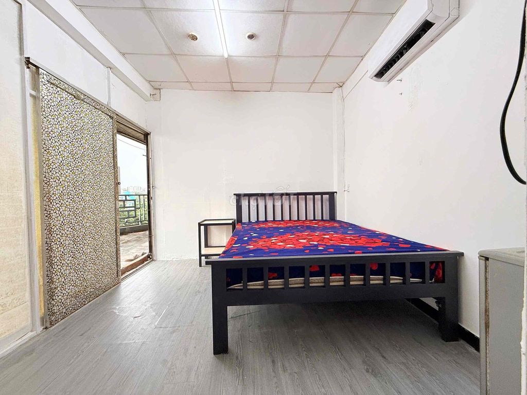 The air-cold machine room in front of the Mt Trường Sa
